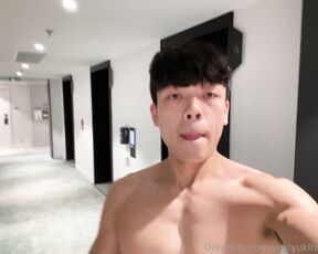 Yowei Hsu aka yukiyukihsu OnlyFans Video - 06-21-2023 - Get horny in hotel room, then next step is get naked in the hallway