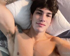 Alejo Pino aka hotalex6 OnlyFans - Que rico despertar desnud y con la verga dura, con ganas de mucho sexo…