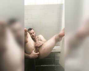 OnlyXXXGuys aka onlyxxxguys OnlyFans - Its @benyorkxxx, a musician from Texas living in San Francisco, playing and cumming in the shower