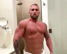 OnlyXXXGuys aka onlyxxxguys OnlyFans - Whos into Muscle Worshipping Cocky alpha @gunnarstonexxx 25) loves to flex his thick arms, chest, legs