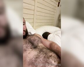 Enrique Fierro aka efierrog OnlyFans Video - 08-01-2023 - mi cuñado borracho, y yo borracho y caliente jalándomela rico mientras duerme  like y comenta