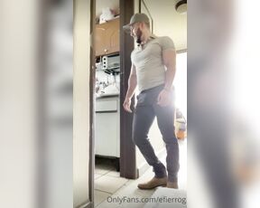 Enrique Fierro aka efierrog OnlyFans Video - 03-30-2024 - CAM ESCONDIDA  el plomero llega a checar una fuga en la cocina