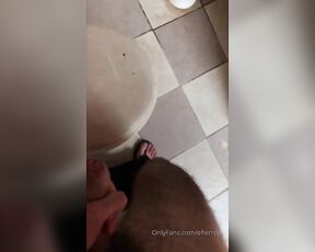 Enrique Fierro aka efierrog OnlyFans Video - 09-11-2019 - deslechada en baño público en un parque de culiacán  con tanque lleno y todo sudoroso