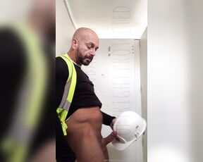 OnlyXXXGuys aka onlyxxxguys OnlyFans - More naughtiness on a building site, says @stevenbarrett41 Steven is a naughty 46 yo builder from