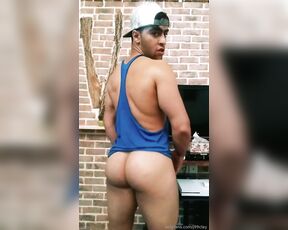 OnlyXXXGuys aka onlyxxxguys OnlyFans - This guy got a sixpack, a fat dic, but the best is his giant booty The