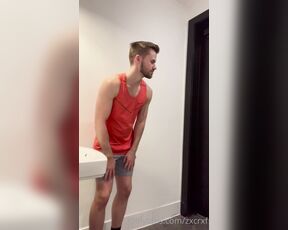 OnlyXXXGuys aka onlyxxxguys OnlyFans - Busting and getting busted) in the gym locker room , says Yeehaw aks @zxcrxf, My gym