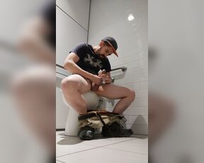 Cliffordpacker aka cliffordpacker - 10-08-2017 OnlyFans Video - Jerking it and sucking it in the restroom