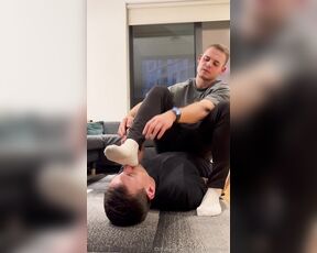 Alpha Tom aka alphadomtom - 03-28-2024 OnlyFans Video - I am using my boy as a chair and let him worship my feet