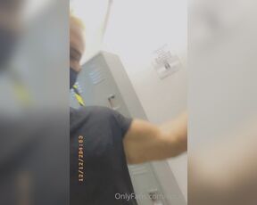 David Mitchell aka cpxxx - 12-12-2020 OnlyFans Video - Playing around in gym locker room