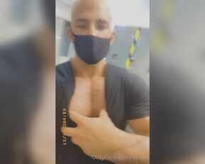 David Mitchell aka cpxxx - 12-12-2020 OnlyFans Video - Playing around in gym locker room