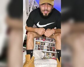 King Papi aka daddyvers - 09-28-2020 OnlyFans Video - Crop top and timbs  serve me boy