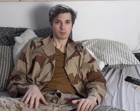 SnauwFlake aka snauwflake - 01-25-2021 OnlyFans Video - Une petite séance de branlette en solo, je me la joue dom en costume militaire