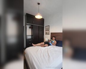 Alx Mardue aka alxmardue - 03-25-2024 OnlyFans Video - Llegue del gym y estaba mi amigo relajado en su cama, lo salude y comenzamos a