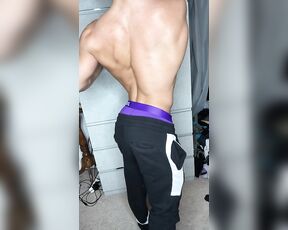 Gymnastkid589 aka gymnastkid589 OnlyFans - Took a sexy flex vid post gym lil sweaty hehe