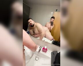 Chaser&chubby‍‍‍ aka trackerchubby - 12-18-2023 OnlyFans Video - Pillada en el baño Caught in the bathroom