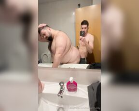 Chaser&chubby‍‍‍ aka trackerchubby - 12-18-2023 OnlyFans Video - Pillada en el baño Caught in the bathroom