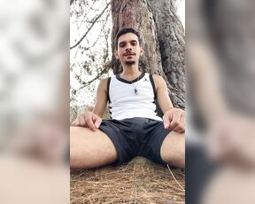 Esteban aka fuchsbau87 - 07-07-2024 OnlyFans Video - Jugando un rato con lo polla debajo del árbol hasta botar toda mi leche