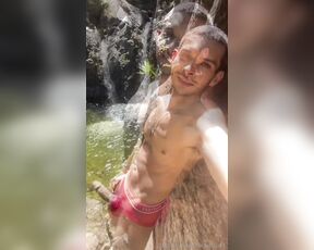 Esteban aka fuchsbau87 - 10-20-2024 OnlyFans Video - Refrescándome un rato en el río para calmar esta calentura que mantengo