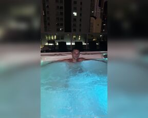 Esteban aka fuchsbau87 - 04-14-2024 OnlyFans Video - Se me subió tanto el calor que terminé sacándome la leche en el jacuzzi bajo el