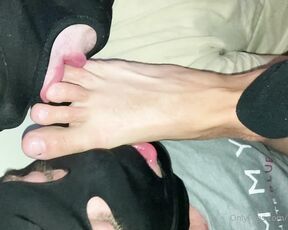 Master Max aka newmastermax - 07-29-2022 OnlyFans Video - My boys enjoying and sharing my toes subguy29 puffyellzz