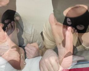 Master Max aka newmastermax - 07-29-2022 OnlyFans Video - My boys enjoying and sharing my toes subguy29 puffyellzz