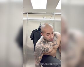 Máster Fco aka fcotopmaster - 04-27-2022 OnlyFans Video - No sé por qué pero uno de ustedes me pidió un video cambiándome en un baño