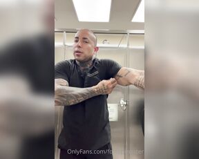 Máster Fco aka fcotopmaster - 04-27-2022 OnlyFans Video - No sé por qué pero uno de ustedes me pidió un video cambiándome en un baño