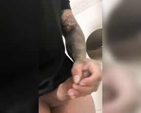 Máster Fco aka fcotopmaster - 03-28-2024 OnlyFans Video - salí de entrenar bien pinche caliente y terminé deslechándome en el baño público de la plaza