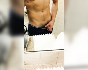 Rhum808 aka rhum808 - 02-26-2020 OnlyFans Video - Gym locker room