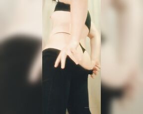 Queerbunnybabe aka queerbunnybabe - 06-22-2020 OnlyFans Video - These yoga pants are so tight