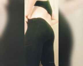 Queerbunnybabe aka queerbunnybabe - 06-22-2020 OnlyFans Video - These yoga pants are so tight