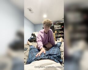 Femboy Thustin aka thustin69 - 12-15-2021 OnlyFans Video - My twink blows me while giving me a double handed hand job  I come in