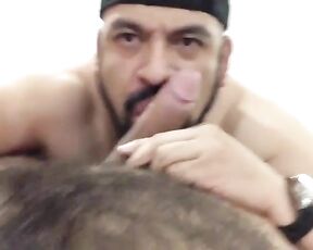 Heriberto Power Bottom aka heribertopowerbottom - 01-06-2020 OnlyFans Video - Mamándole el pene a un oso rico