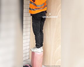 KALACHE aka kalachee - 01-27-2024 OnlyFans Video - The electrician came to do the work at my house after he was very tired he