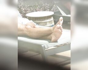 Xoluisito aka xoluisito OnlyFans - This one is for the foot freaks, like me caught my neighbor catching some sun,