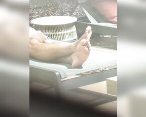 Xoluisito aka xoluisito OnlyFans - This one is for the foot freaks, like me caught my neighbor catching some sun,