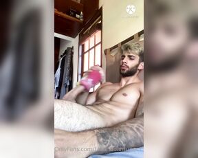 Facundo Antunes aka facundoantunes1 - 02-12-2021 OnlyFans Video - Me desperté con la verga muy dura y me puse a jugar con mi masturbador casero