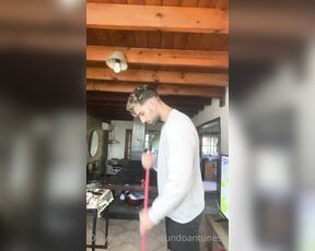 Facundo Antunes aka facundoantunes1 - 03-15-2021 OnlyFans Video - Me mandan a limpiar la casa  y después de un rato de hacerlo me puse