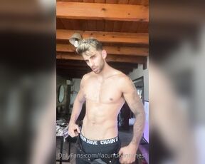 Facundo Antunes aka facundoantunes1 - 03-15-2021 OnlyFans Video - Me mandan a limpiar la casa  y después de un rato de hacerlo me puse