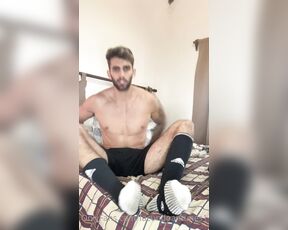 Facundo Antunes aka facundoantunes1 - 04-14-2021 OnlyFans Video - Donde están mis fans amantes de los pies  Llegue de jugar al fútbol y me