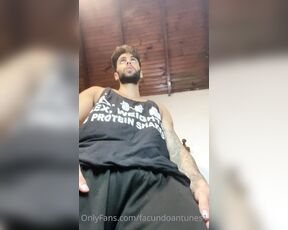 Facundo Antunes aka facundoantunes1 - 09-07-2021 OnlyFans Video - Epa se te perdió algo Qué haces ahí arrodillado mirándome  Acaso te queres comer todo