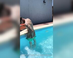 Facundo Antunes aka facundoantunes1 - 11-21-2021 OnlyFans Video - Tarde en la piscinade mi casa y con los obreros trabajando me puse bien caliente mientras