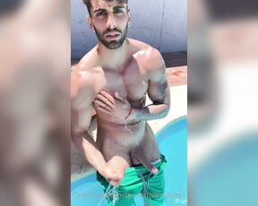 Facundo Antunes aka facundoantunes1 - 11-21-2021 OnlyFans Video - Tarde en la piscinade mi casa y con los obreros trabajando me puse bien caliente mientras