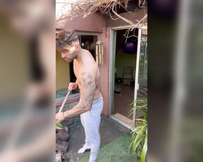 Facundo Antunes aka facundoantunes1 - 06-14-2022 OnlyFans Video - Haciendo mi labor como jardinero  mientras recogia las hojas, me llega un mensaje del dueño