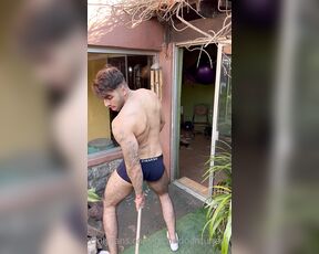 Facundo Antunes aka facundoantunes1 - 06-14-2022 OnlyFans Video - Haciendo mi labor como jardinero  mientras recogia las hojas, me llega un mensaje del dueño