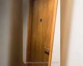 Facundo Antunes aka facundoantunes1 - 03-27-2022 OnlyFans Video - El baño de hombres estaba ocupado así que no me quedo otra que ir al baño