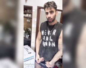 Facundo Antunes aka facundoantunes1 - 07-07-2022 OnlyFans Video - Mi jefe me envía a dejar una lavadora  pero era muy aburrido solo dejarla he