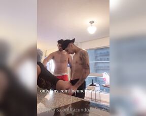 Facundo Antunes aka facundoantunes1 - 09-02-2022 OnlyFans Video - Encontramos a mi amigo preparando la comida  pero nosotros ya queríamos pasar al postre