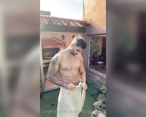 Facundo Antunes aka facundoantunes1 - 05-21-2023 OnlyFans Video - A mi cerca le encanta recorrer el jardín de mi casa  salí de bañarme desnudo