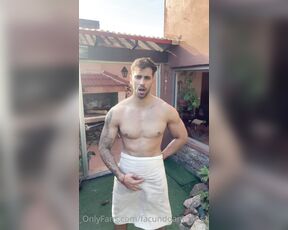 Facundo Antunes aka facundoantunes1 - 05-21-2023 OnlyFans Video - A mi cerca le encanta recorrer el jardín de mi casa  salí de bañarme desnudo